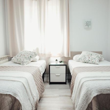 Hostal Ruta De Francia Barcelona Bagian luar foto