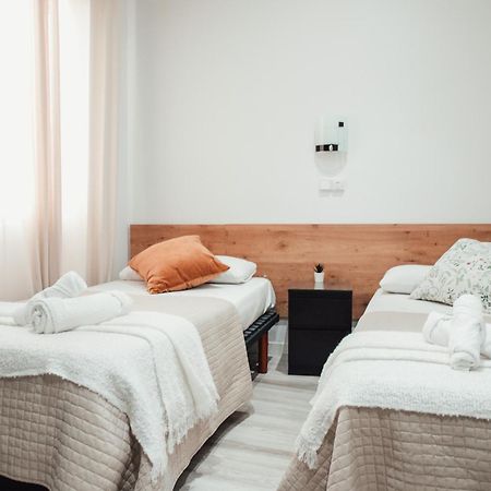 Hostal Ruta De Francia Barcelona Bagian luar foto