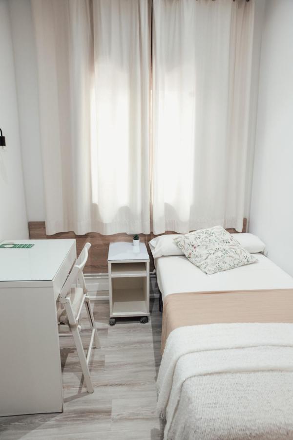 Hostal Ruta De Francia Barcelona Bagian luar foto