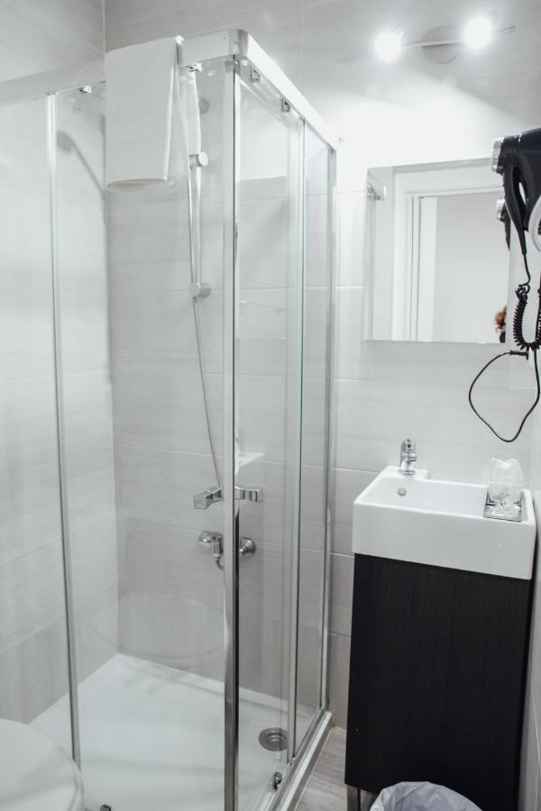 Hostal Ruta De Francia Barcelona Bagian luar foto