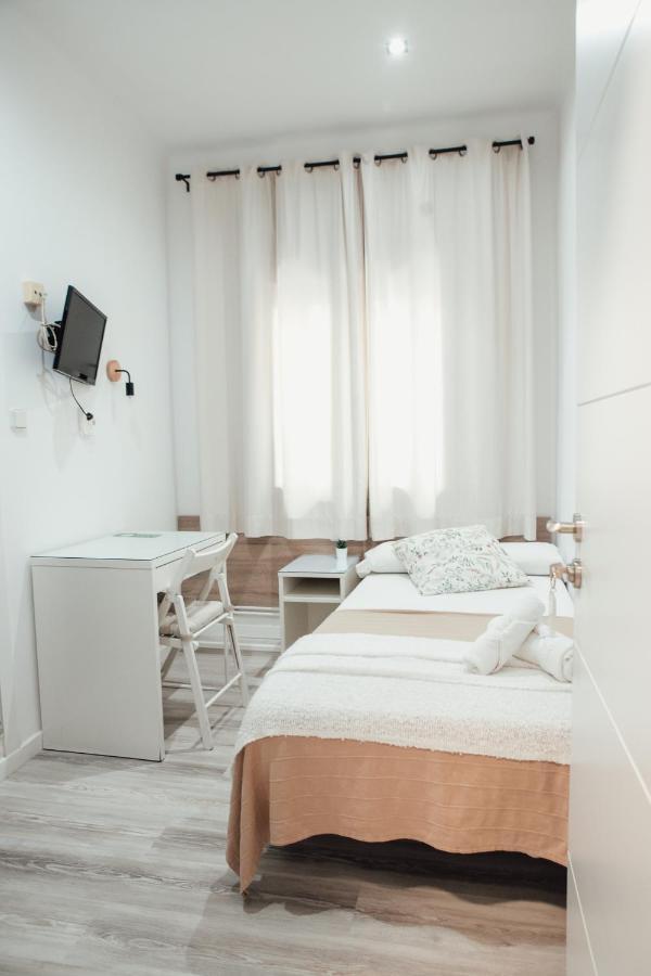 Hostal Ruta De Francia Barcelona Bagian luar foto
