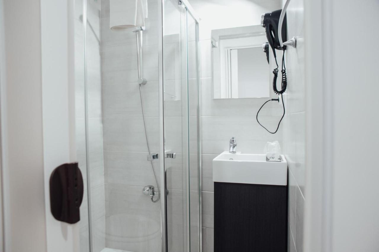 Hostal Ruta De Francia Barcelona Bagian luar foto