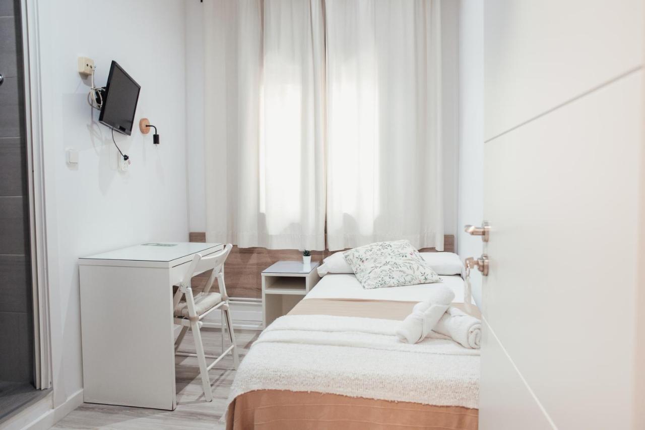 Hostal Ruta De Francia Barcelona Bagian luar foto