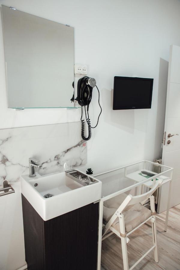 Hostal Ruta De Francia Barcelona Bagian luar foto