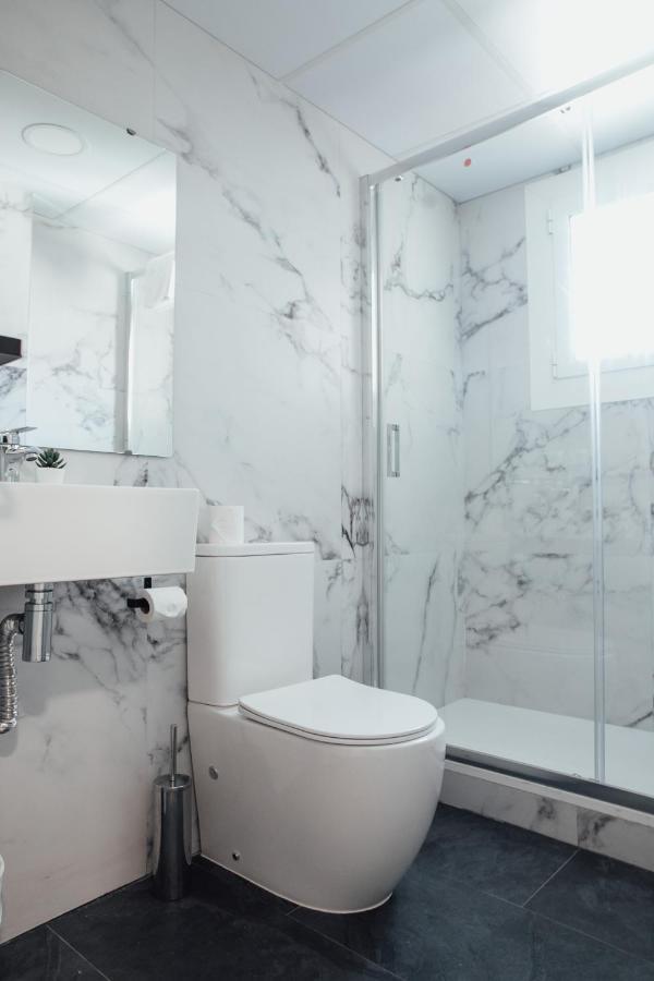 Hostal Ruta De Francia Barcelona Bagian luar foto