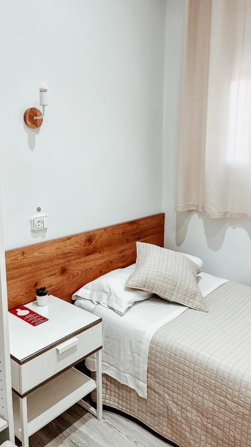 Hostal Ruta De Francia Barcelona Bagian luar foto