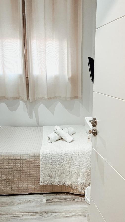 Hostal Ruta De Francia Barcelona Bagian luar foto