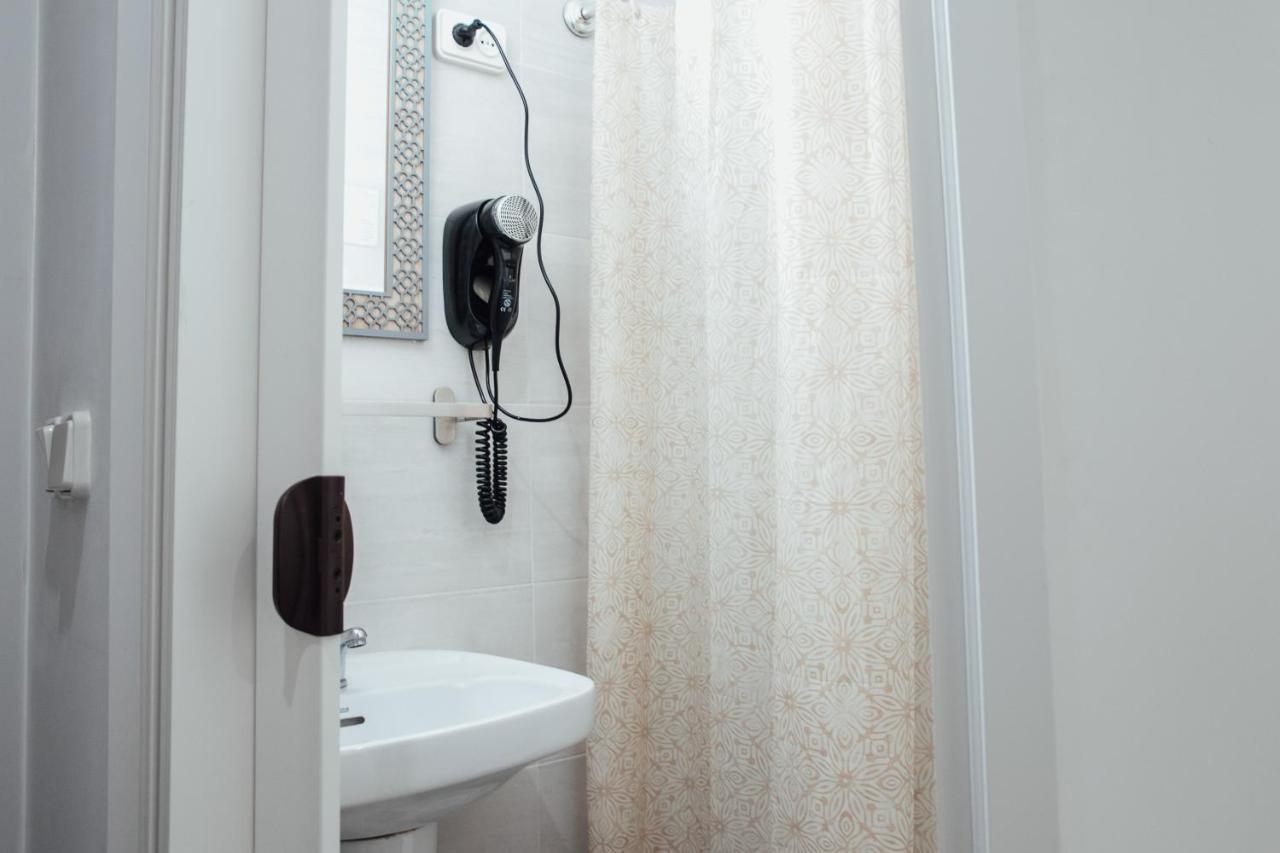 Hostal Ruta De Francia Barcelona Bagian luar foto