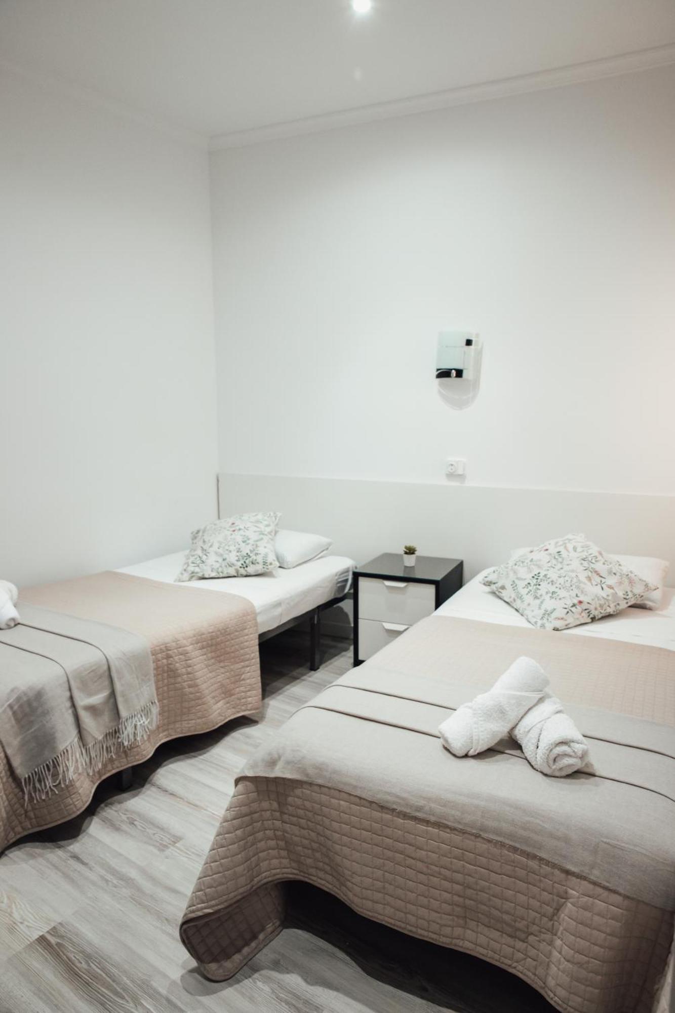 Hostal Ruta De Francia Barcelona Bagian luar foto