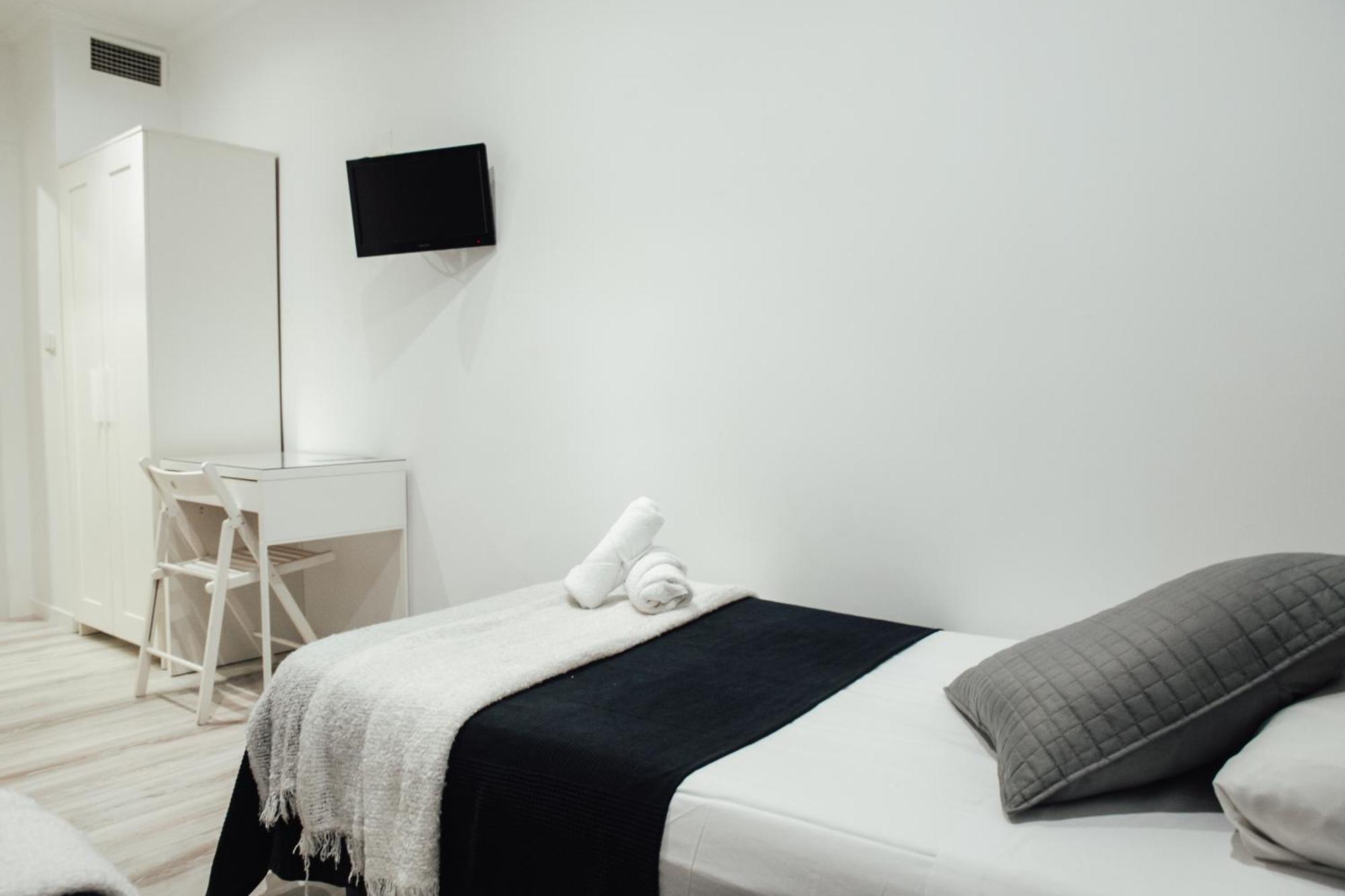 Hostal Ruta De Francia Barcelona Bagian luar foto