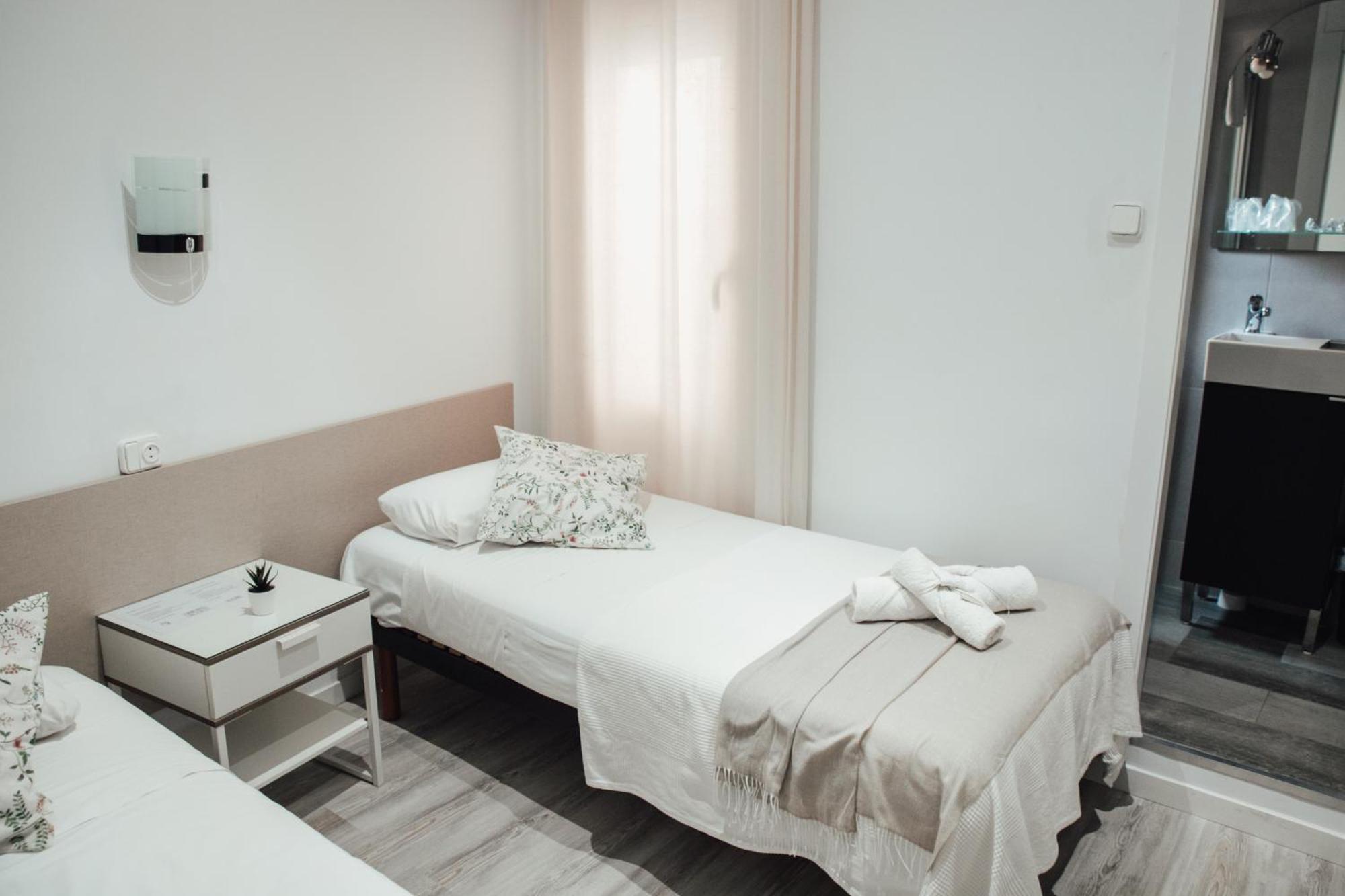Hostal Ruta De Francia Barcelona Bagian luar foto