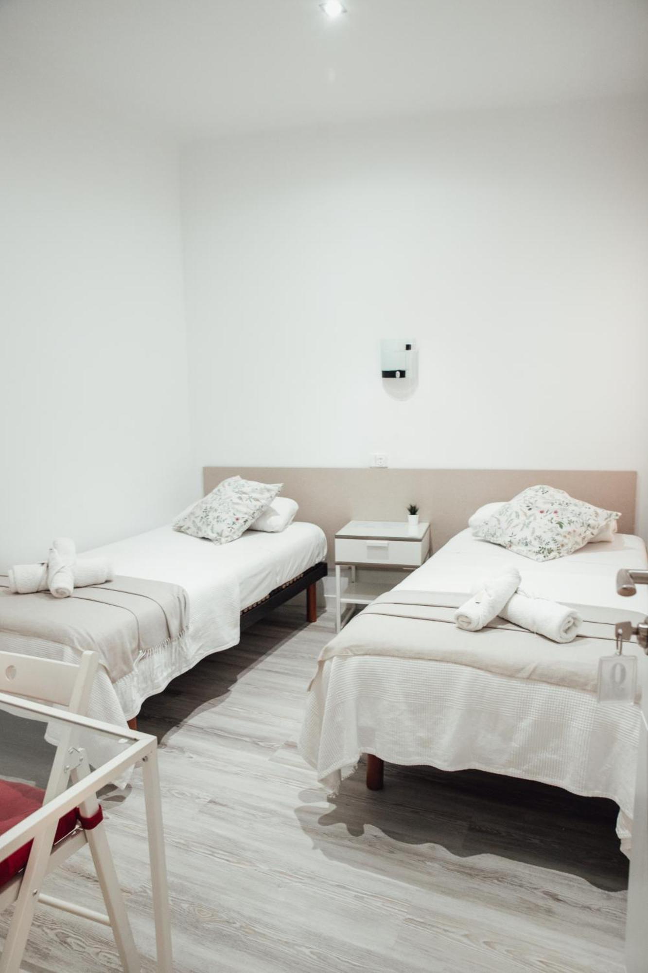 Hostal Ruta De Francia Barcelona Bagian luar foto