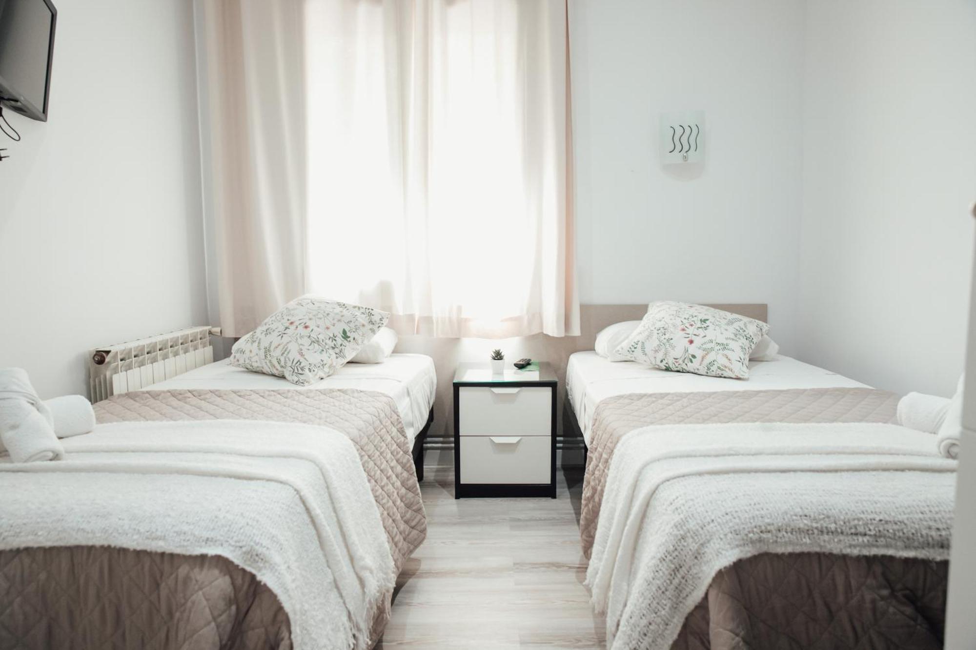 Hostal Ruta De Francia Barcelona Bagian luar foto