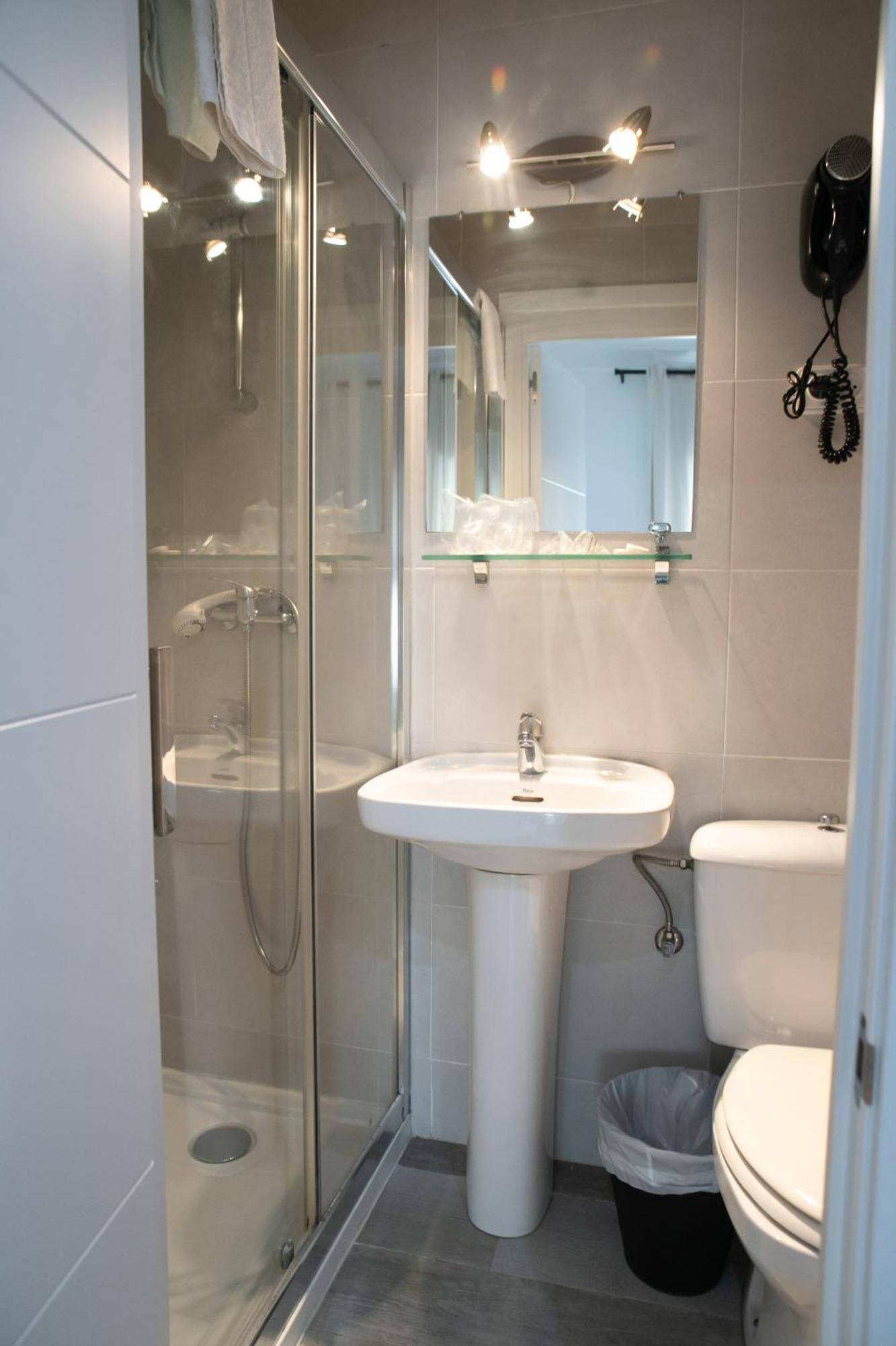 Hostal Ruta De Francia Barcelona Bagian luar foto