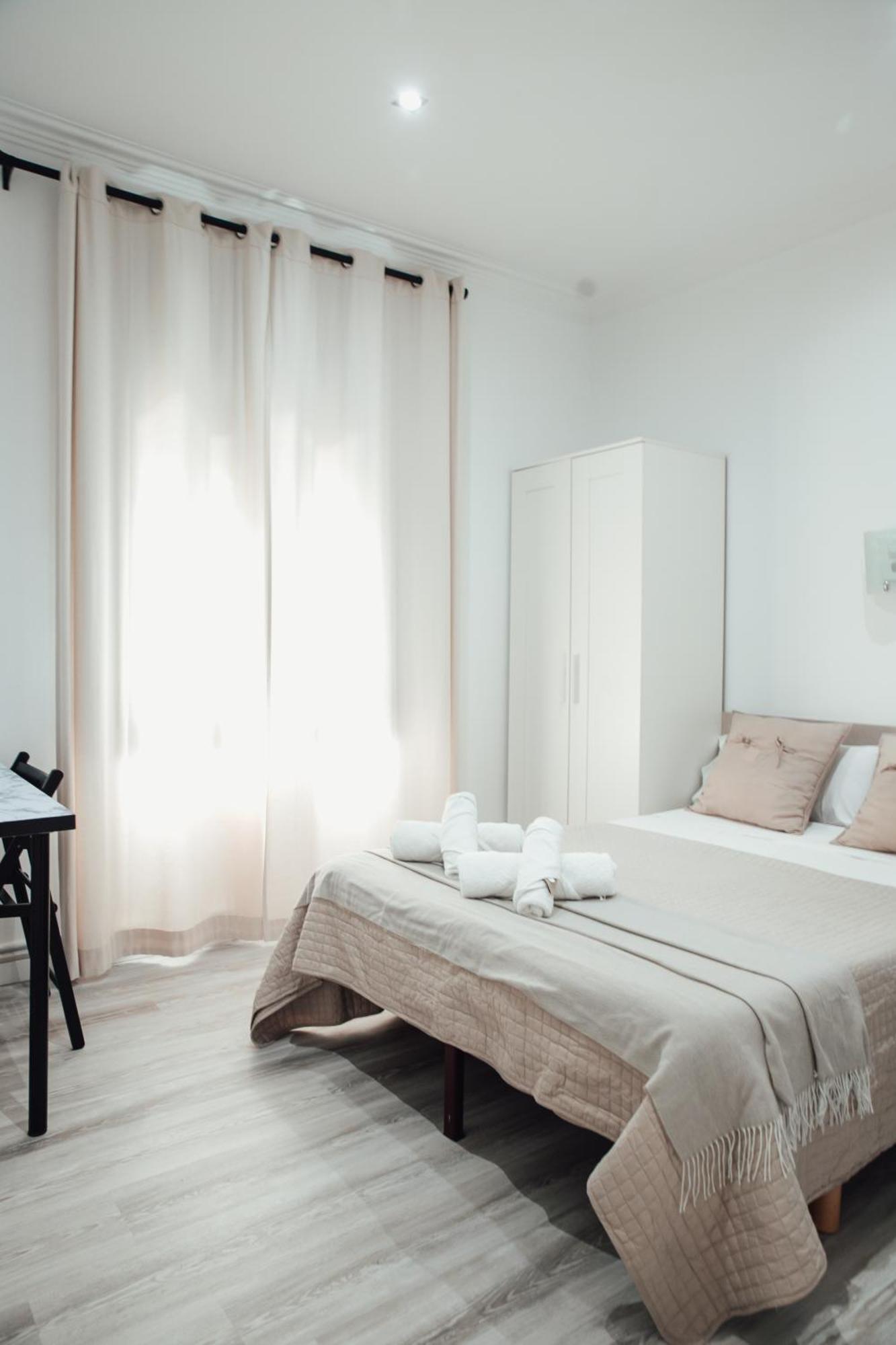 Hostal Ruta De Francia Barcelona Bagian luar foto