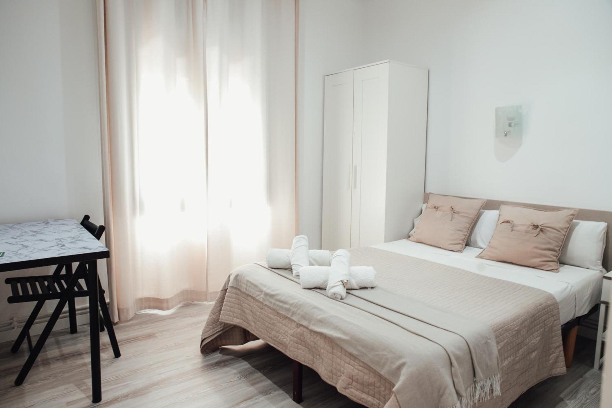 Hostal Ruta De Francia Barcelona Bagian luar foto