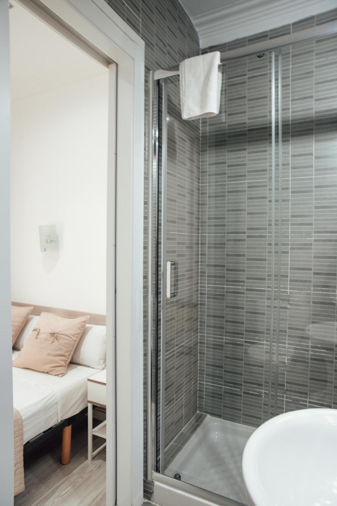 Hostal Ruta De Francia Barcelona Bagian luar foto