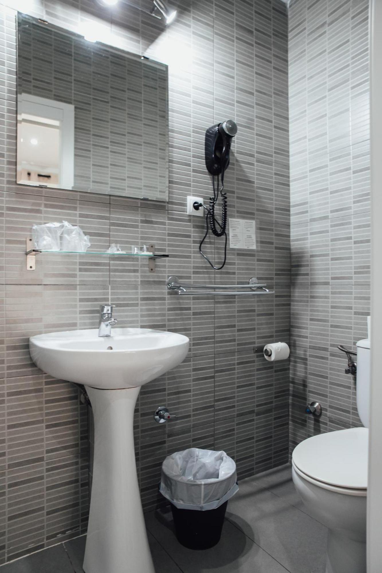 Hostal Ruta De Francia Barcelona Bagian luar foto