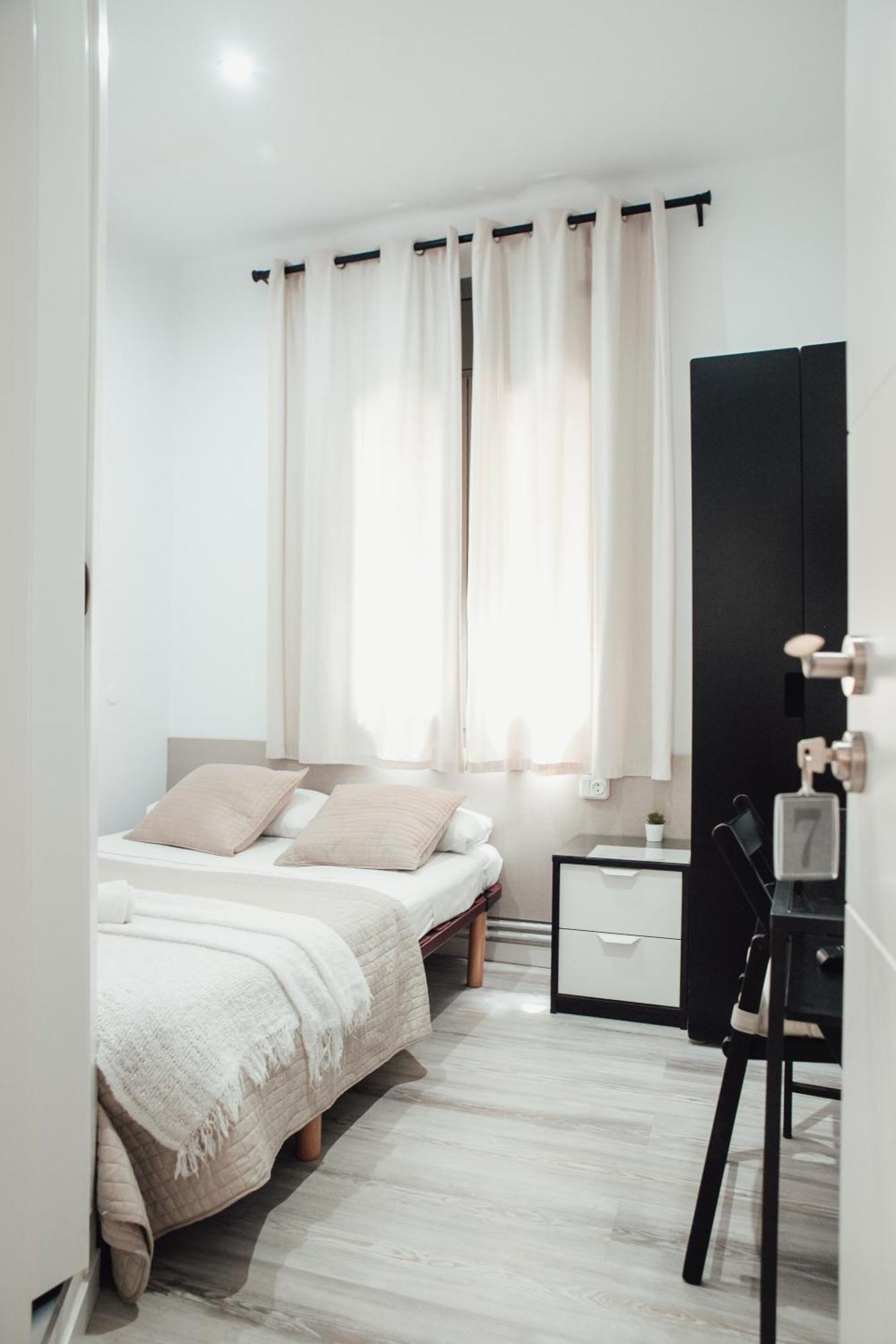 Hostal Ruta De Francia Barcelona Bagian luar foto