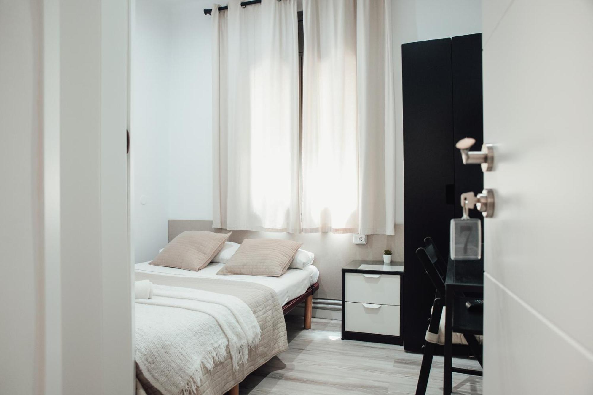 Hostal Ruta De Francia Barcelona Bagian luar foto