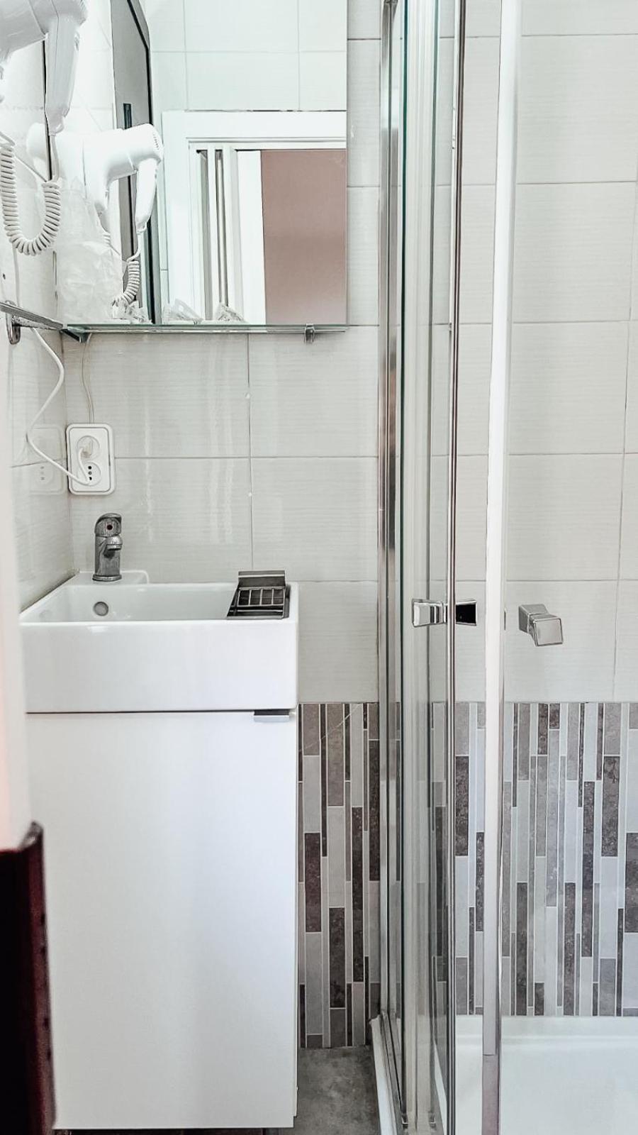 Hostal Ruta De Francia Barcelona Bagian luar foto