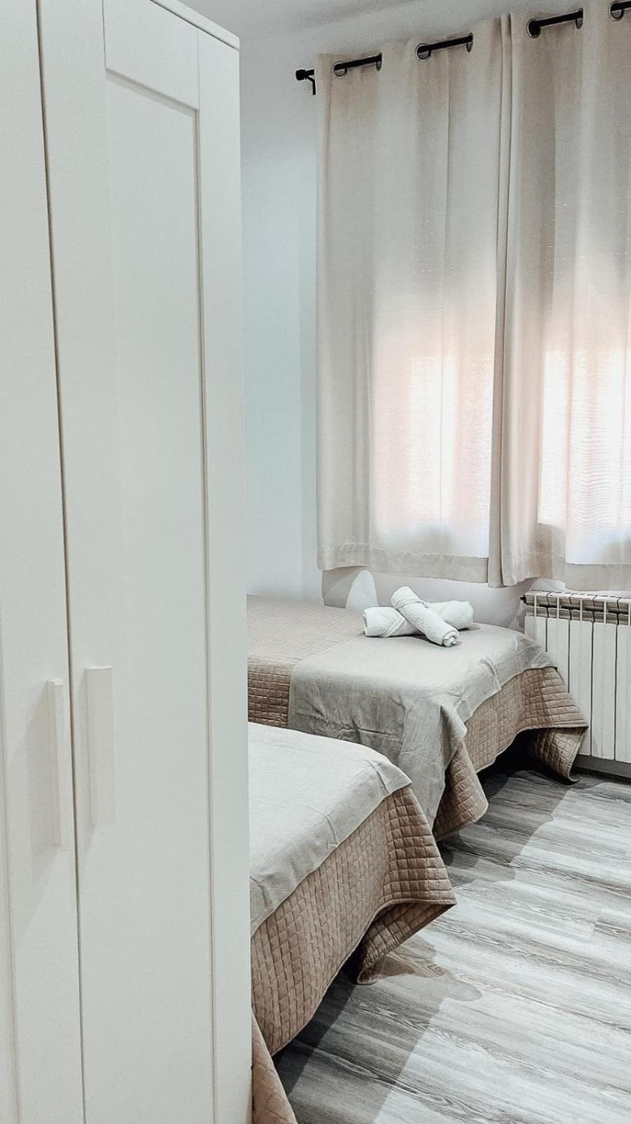 Hostal Ruta De Francia Barcelona Bagian luar foto