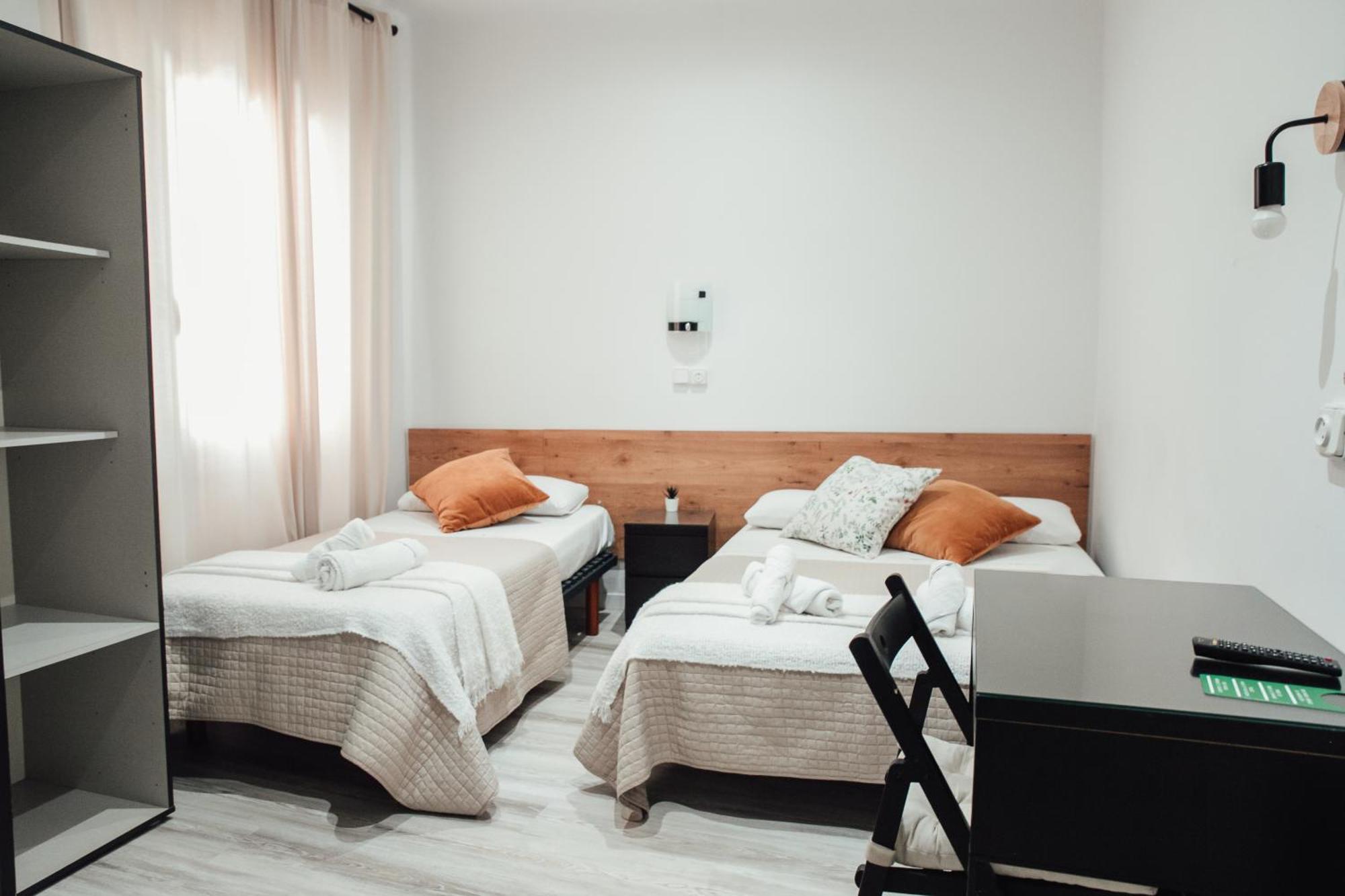 Hostal Ruta De Francia Barcelona Bagian luar foto