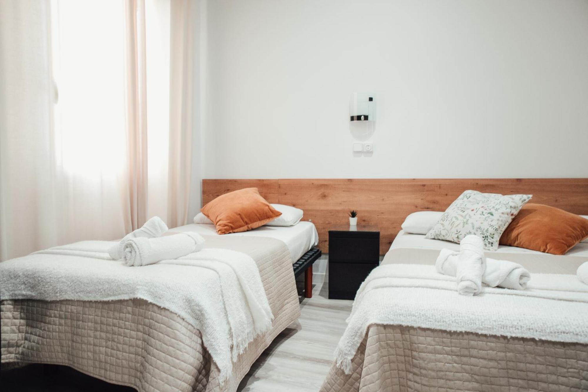 Hostal Ruta De Francia Barcelona Bagian luar foto