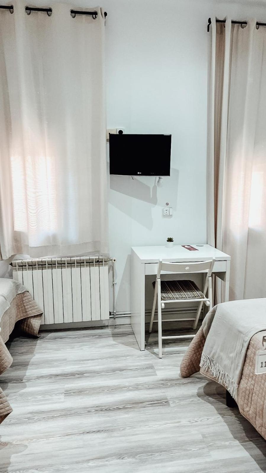 Hostal Ruta De Francia Barcelona Bagian luar foto
