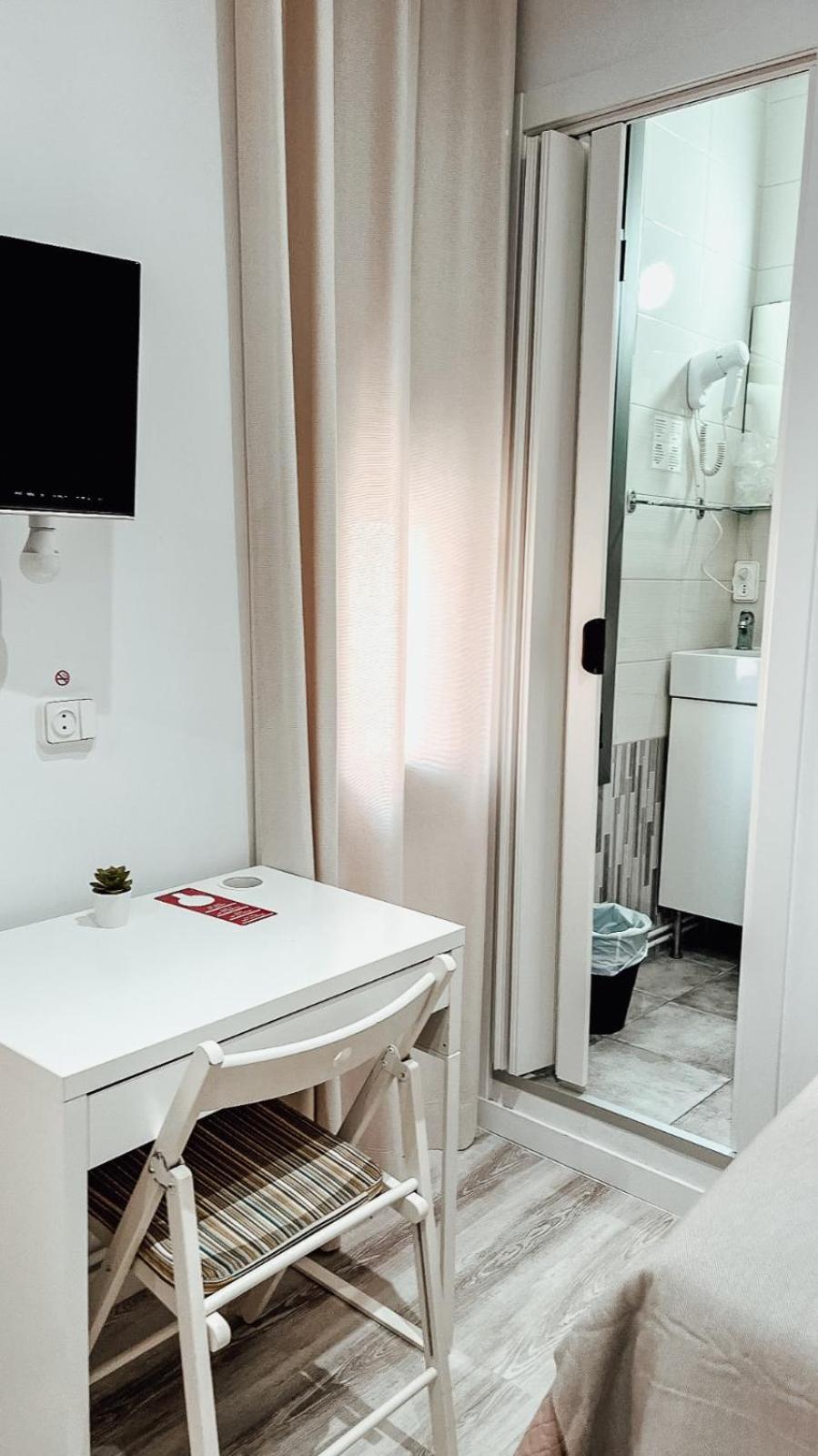 Hostal Ruta De Francia Barcelona Bagian luar foto
