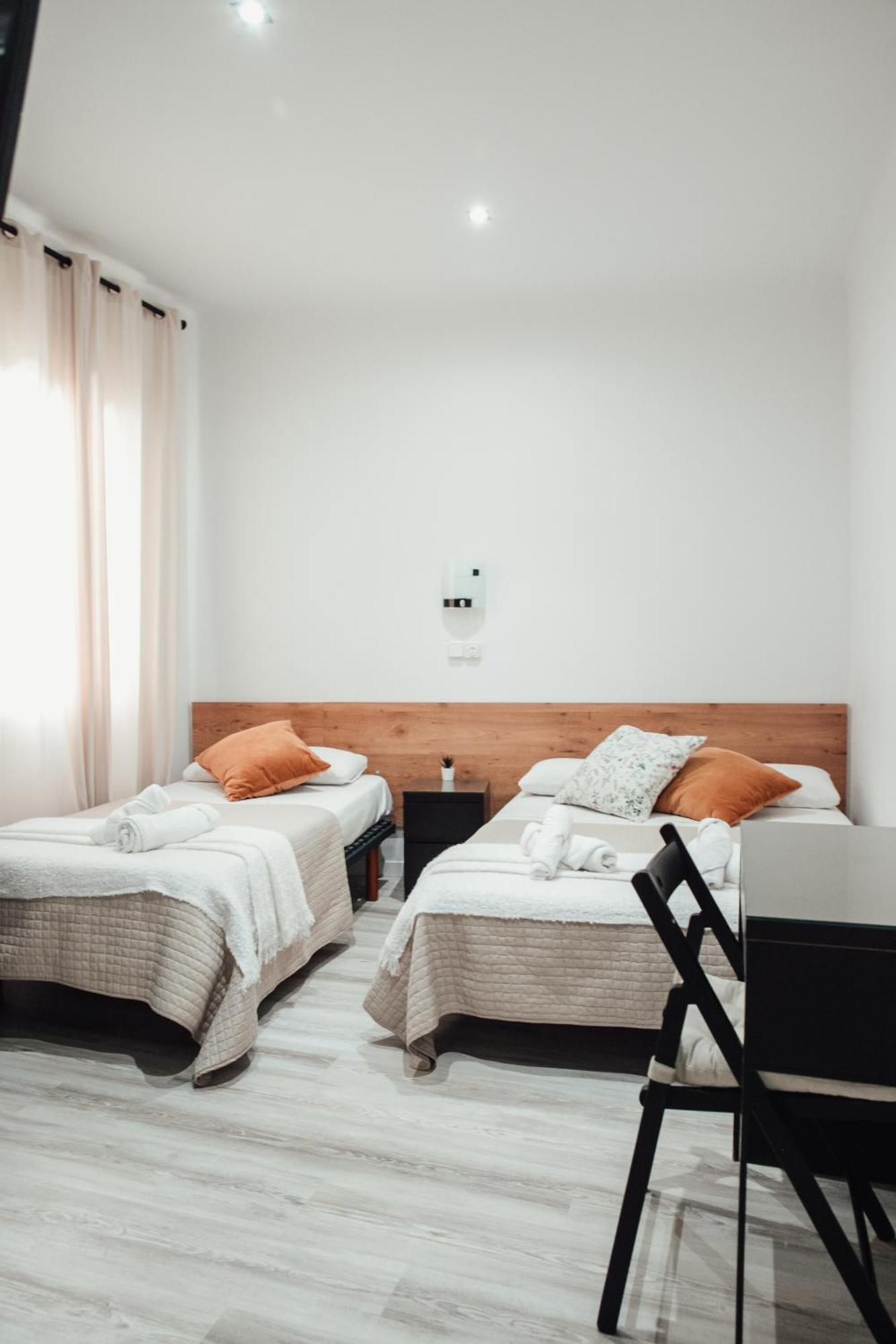 Hostal Ruta De Francia Barcelona Bagian luar foto