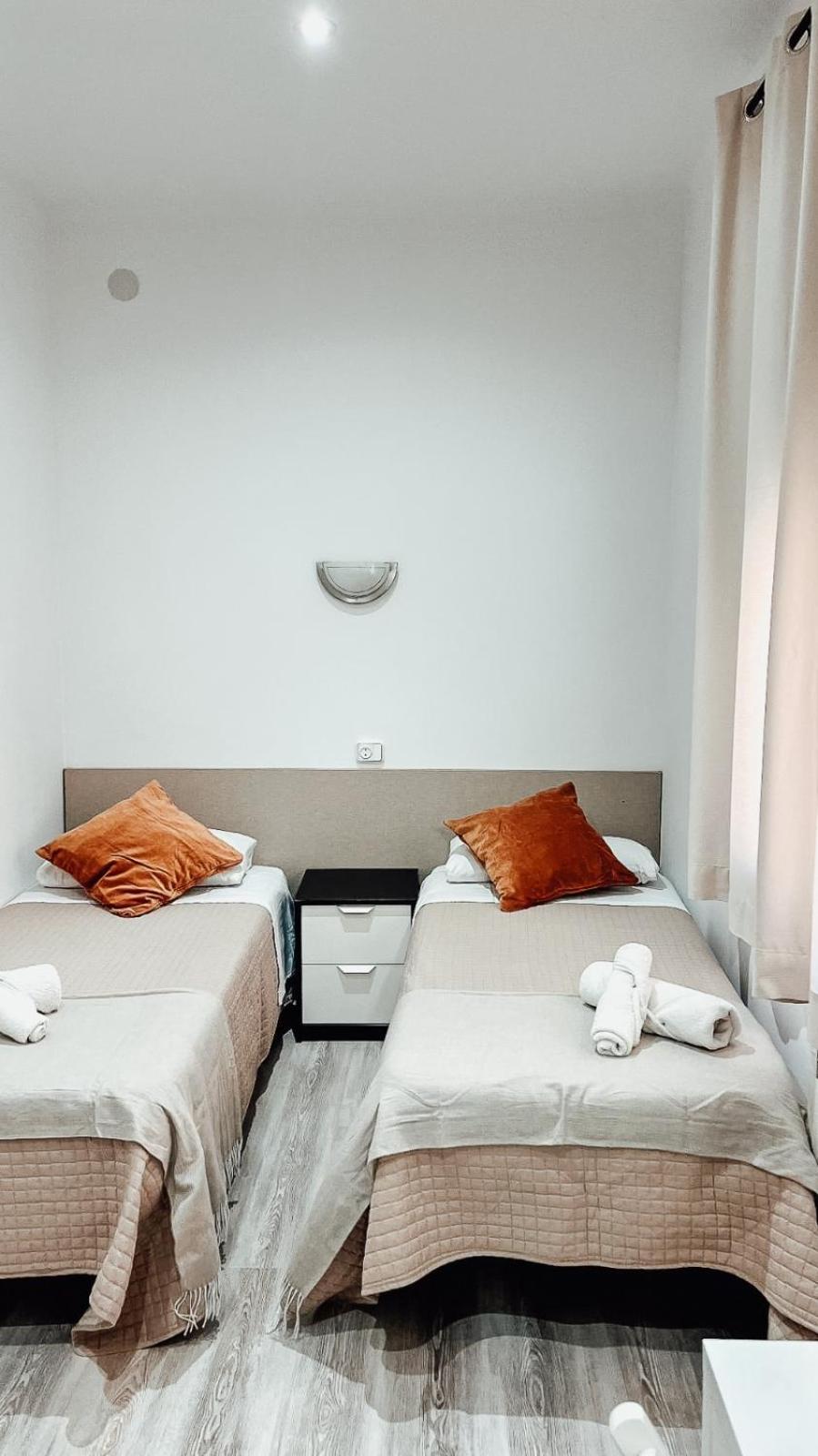 Hostal Ruta De Francia Barcelona Bagian luar foto