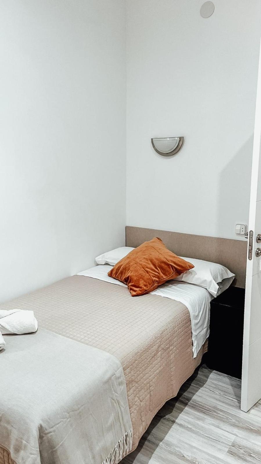 Hostal Ruta De Francia Barcelona Bagian luar foto