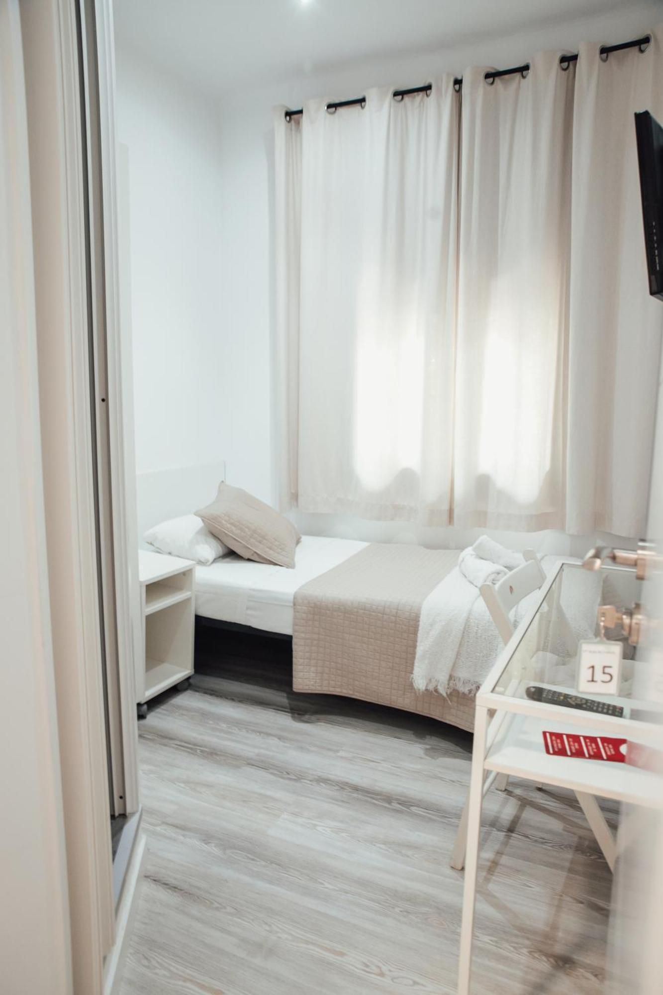 Hostal Ruta De Francia Barcelona Bagian luar foto