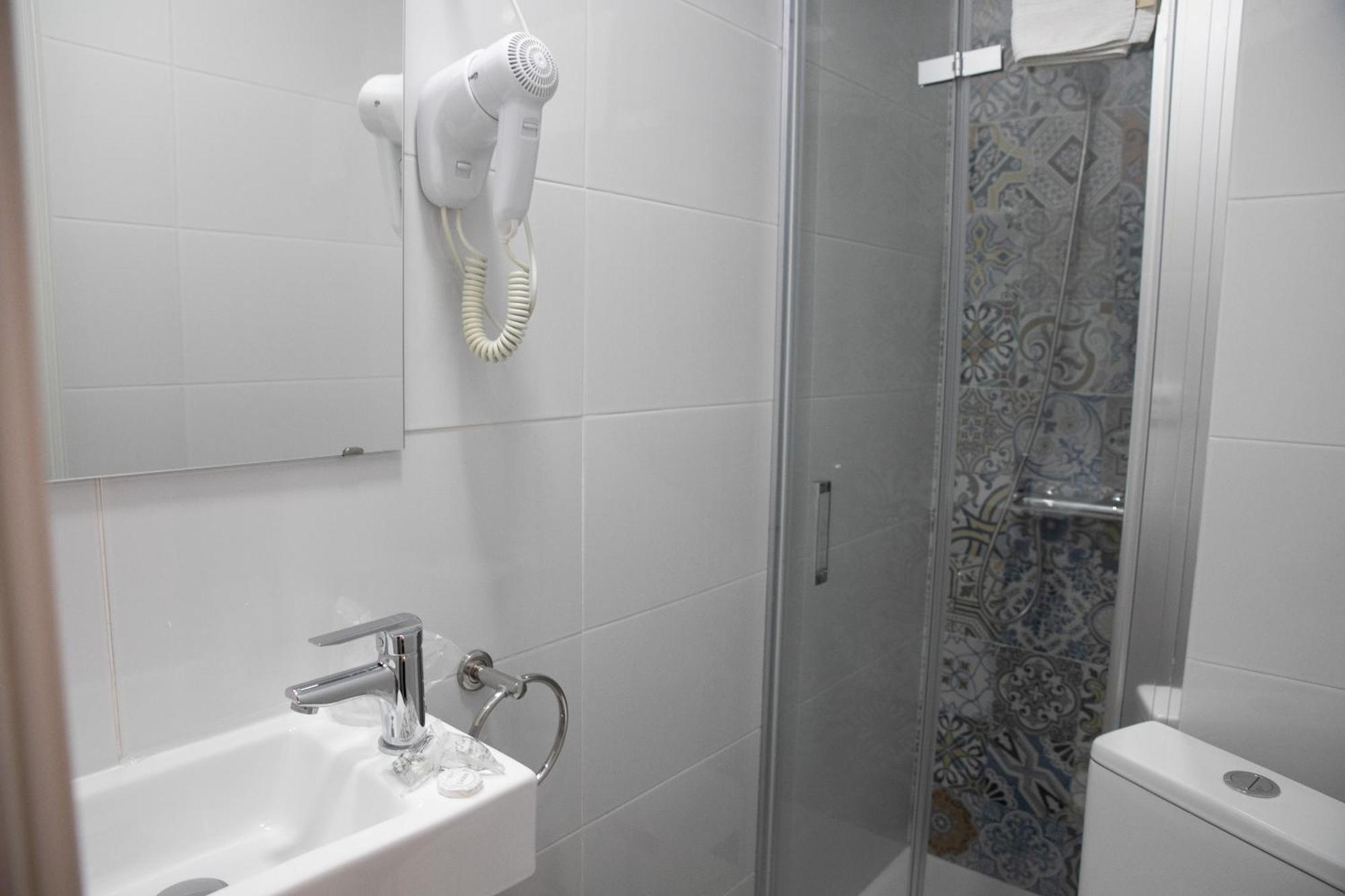 Hostal Ruta De Francia Barcelona Bagian luar foto