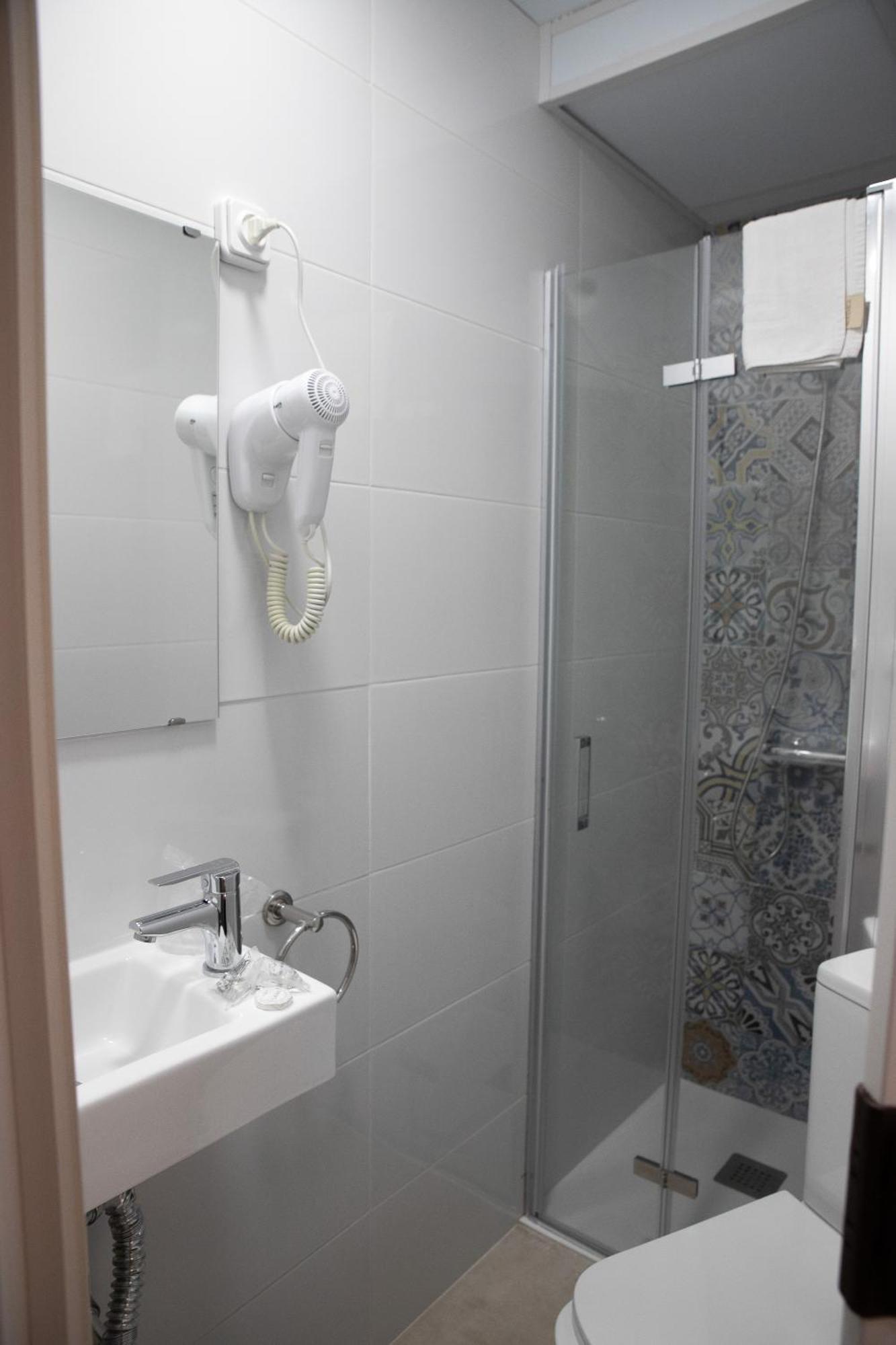 Hostal Ruta De Francia Barcelona Bagian luar foto