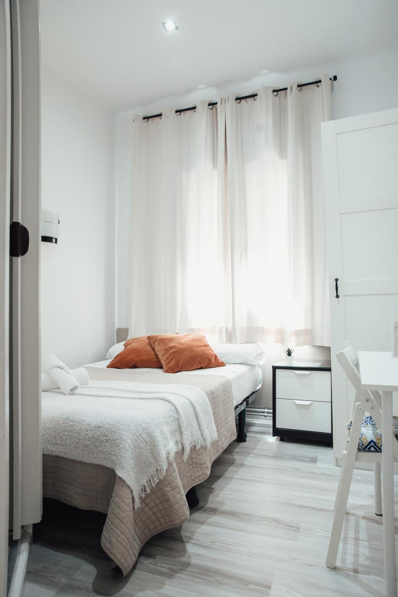 Hostal Ruta De Francia Barcelona Bagian luar foto