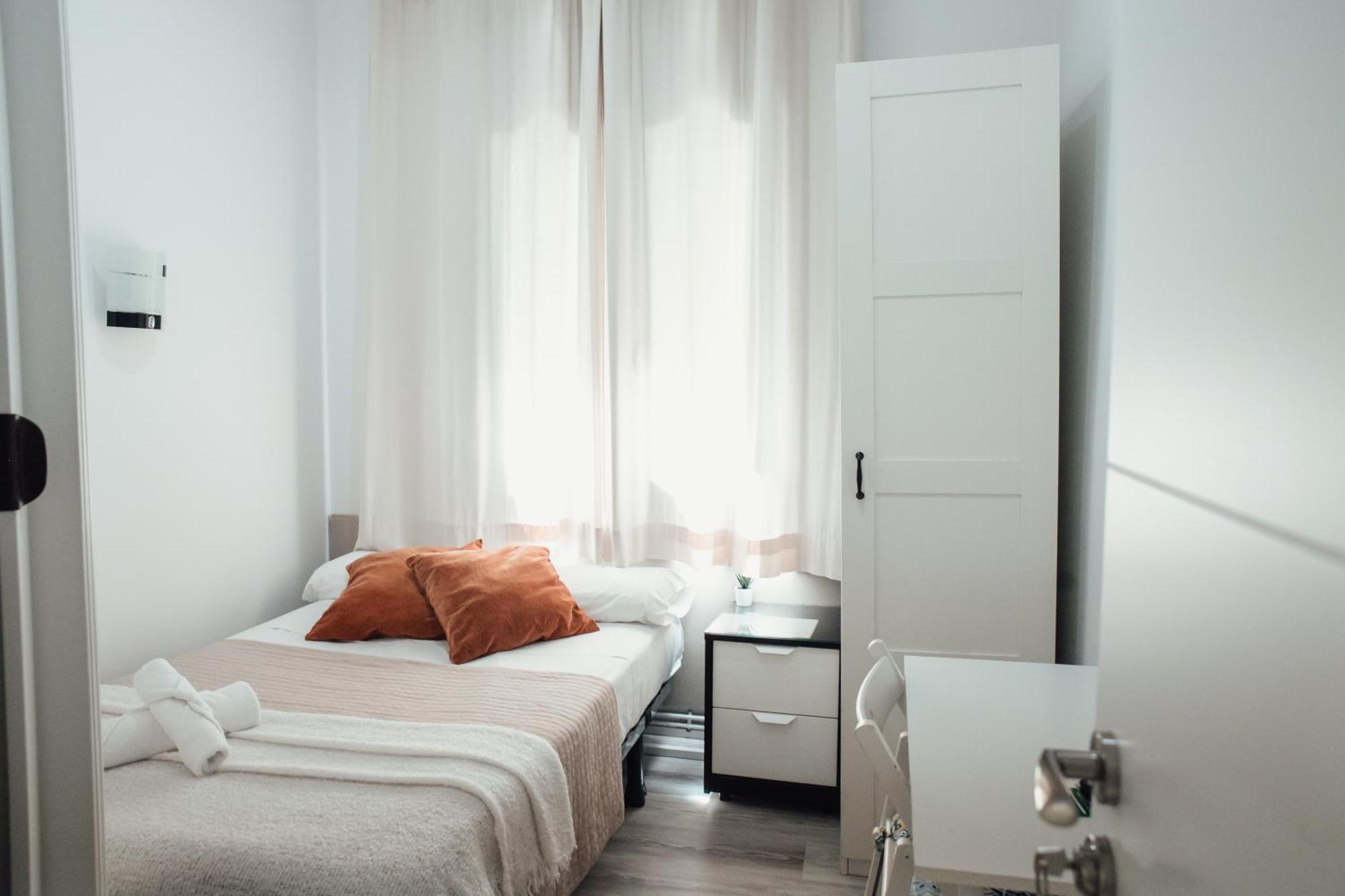 Hostal Ruta De Francia Barcelona Bagian luar foto